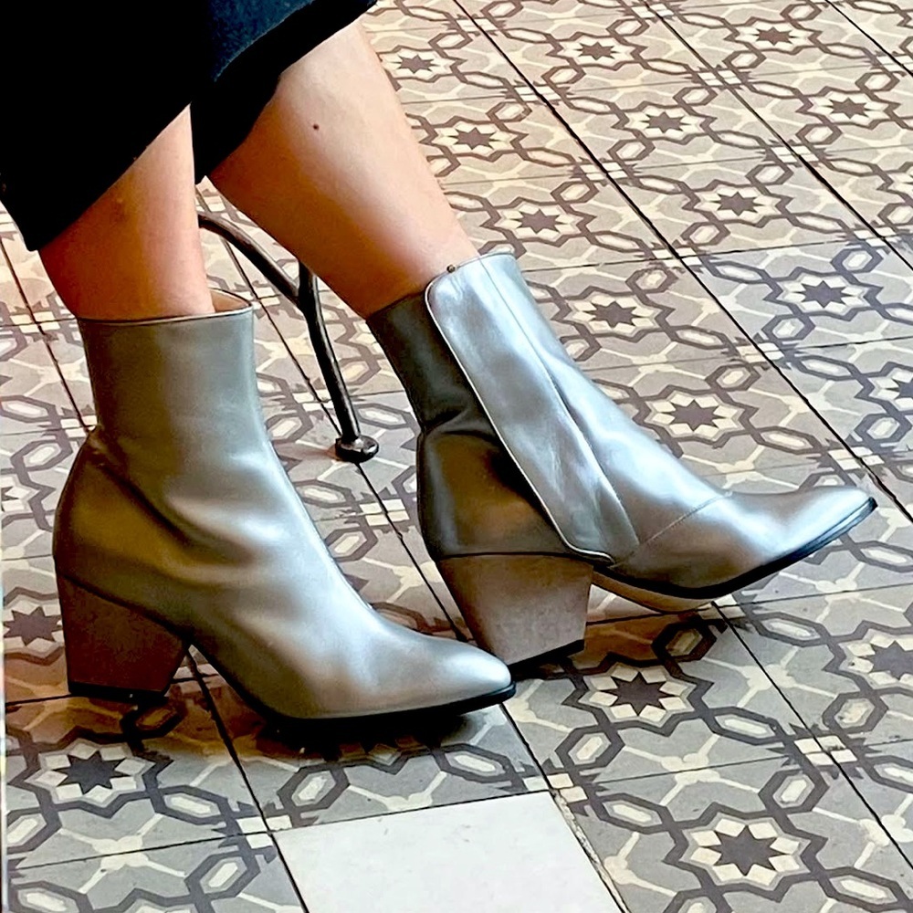 Zoe Lee Addis Bootie Size 40 Metallic Grey with Gold Heels Side Zip Ankle Boot - Picture 3 of 14